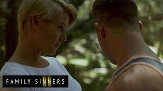 Familja Mëkatarët - Kit Mercer - Whos Me Të Vërtetë Në Krye