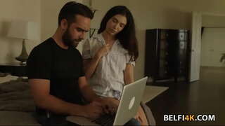 Slutty babes har brug for en stor pik til at strække hendes fisse