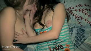 Min man knullar min kåta Steg syster, 3some Amatör Sex, Avsugning, flickor kysser, Fitta till mun, Cumshot i munnen, Dela med sperma och Stora Cumshot, 2 flickor, 1 kille heta par jävla kkm