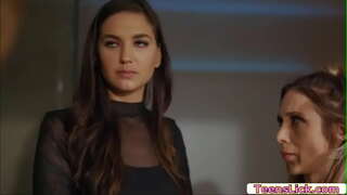 Cô Gái đáp ứng nhu cầu của cô ấy, và cô ấy thậm chí còn giúp Sylvia, Đồ