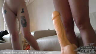 Hazing पिल्ले प्रयत्न विविध dildos पाहण्यासाठी किती मोठा आहे, खूप मोठी