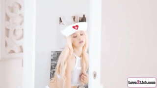 Жижиг дагуурын шаргал даашинз нь дээш нь сувилагч нь roleplay.Тэр санаа тавьдаг нь түүний busty gf болон licks хуруу түүний cunt.Тэр facesits түүний хувьд загасны rimmed