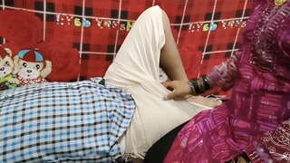 Prostitūta kļūst viņas uz darbu viņam, kā ūdens notriekts