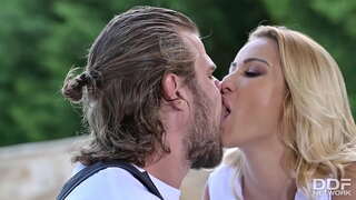 ���ोरा Hottie चेरी चुम्बन कुखुरा द्वारा गडबड प्लम्बर गरेको पाइप