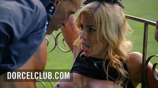 ���েক্স, পার্কে একটি পীনস্তনী স্বর্ণকেশী সুন্দরি সেক্সি মহিলার