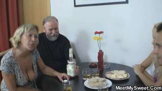 ���័យក្មេងសម្ផស្សបានរួមភេទជាមួយនឹងយុប្ដីប្រពន្ធ