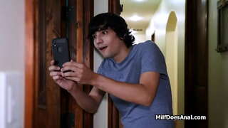 Bourik nan douch la, gwo twou san fon nan dèyè sou kanape a