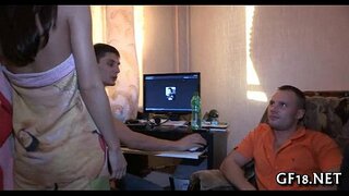 Αρκετά εφηβικό κορίτσι στέκεται με το σκυλάκι της μόδας