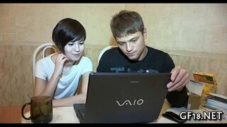 Babe bonito alarga as pernas