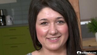 Amatör skönhet kommer att suga hans hårda svarta kuk och får hennes puss knullade hårt.