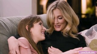 Macocha, dostane jej zadok prsteň a olízl podľa stepdaughter