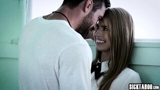 Сексуальная красотка сосёт большой твёрдый член Сексуальная красотка сосёт большой твёрдый член