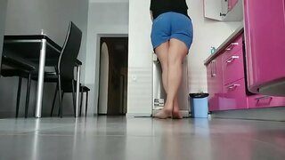 Mamma speel op kombuis. Baie horny en nat poesie