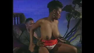 De cara negra lambe buceta peluda bebé ébano e fode pe estilo sobre a materia